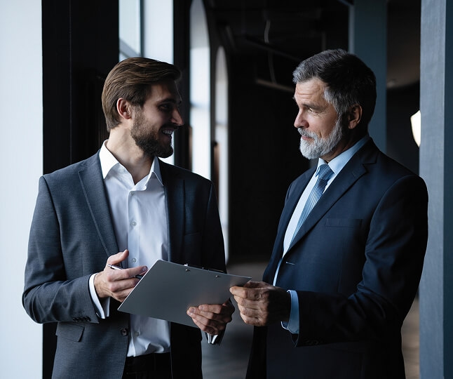 Dois homens conversando Dois homens conversando